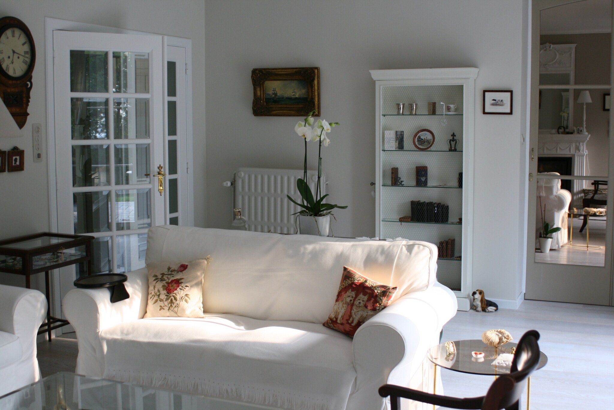 Salon blanc cocooning: le salon la cerise sur la décÃ. photo deco ...