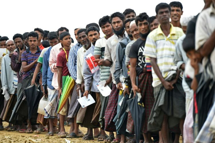1066772-des-refugies-rohingyas-attendent-une-aide-alimentaire-au-camp-de-nayapara-le-21-octobre-2017-a-tekna