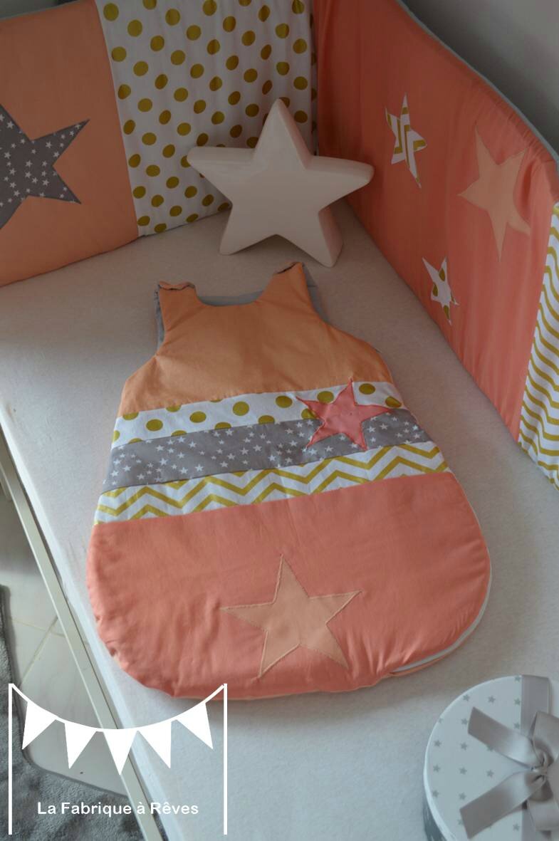 Décoration chambre bébé fille et linge de lit corail, abricot ...