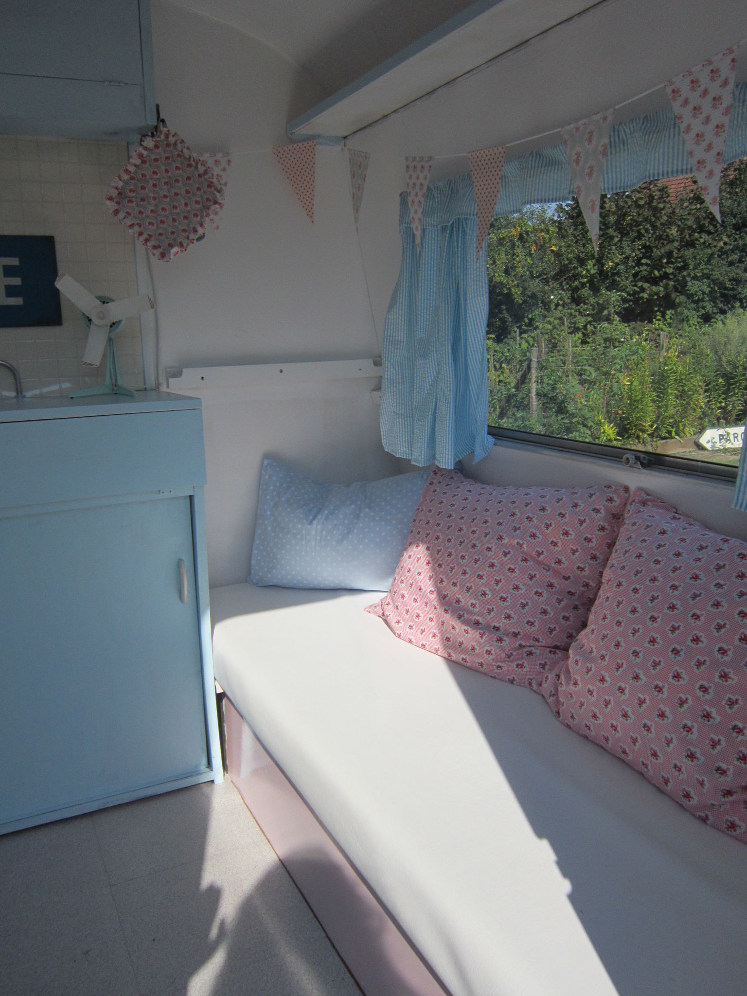 Ma caravane: mon caprice de fille .... chiffonniére d'étoiles Tissu idee banquette