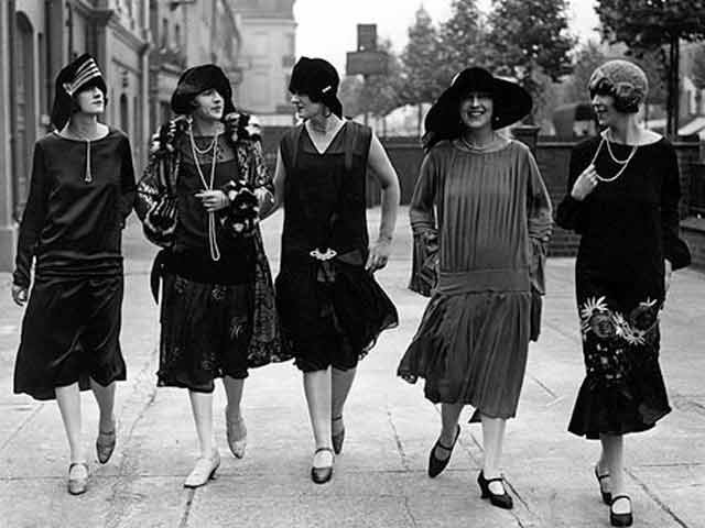 Résultat de recherche d'images pour "la mode féminine en 1920"
