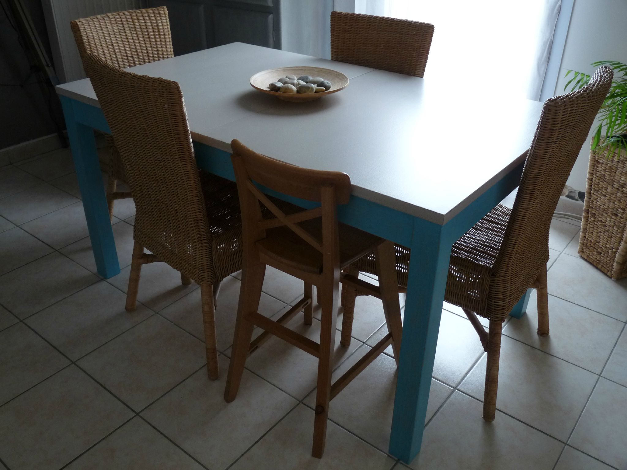 La table de la salle à manger la ti'case d'hina