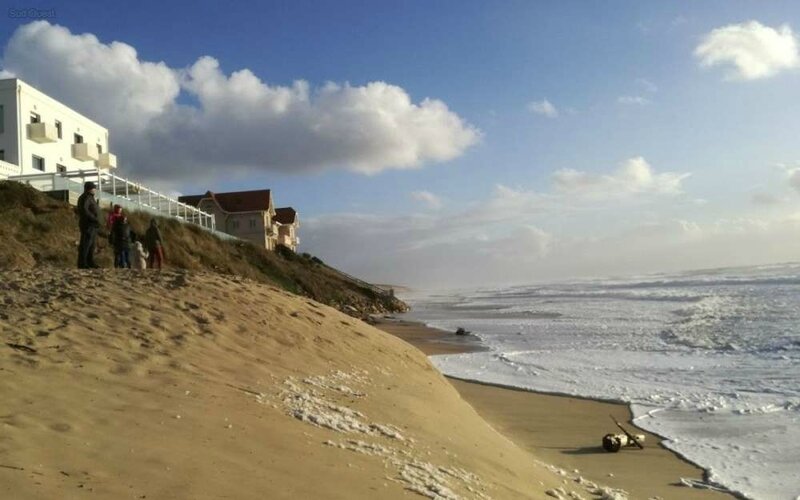 la-maree-est-montee-jusqu-au-pied-du-grand-hotel-de-la-plage-a-biscarrosse