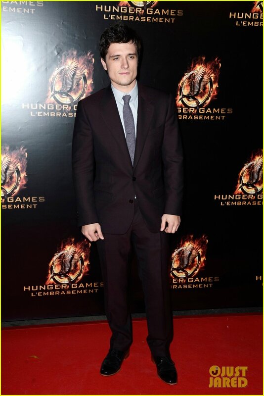 jennifer-lawrence-liam-hemsworth-catching-fire-paris-premiere-03