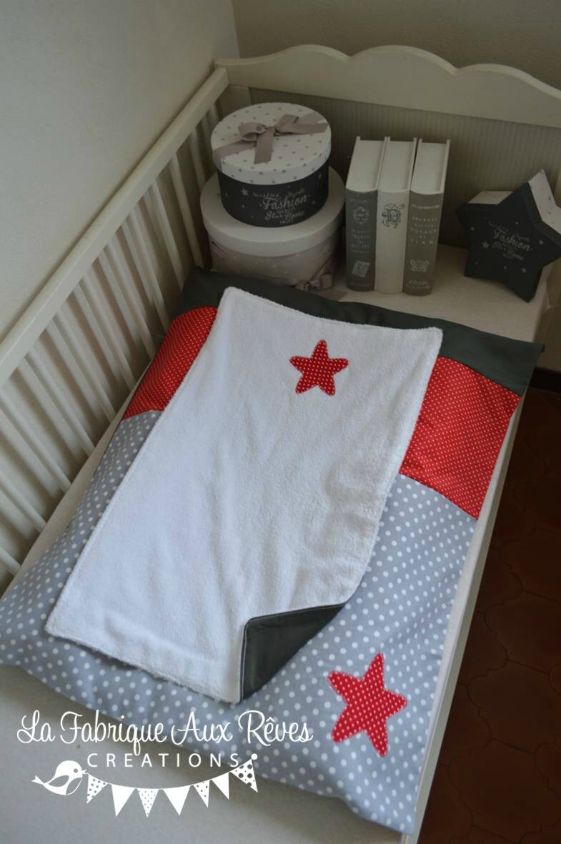 Housse matelas à langer étoiles rouge gris blanc décoration ...