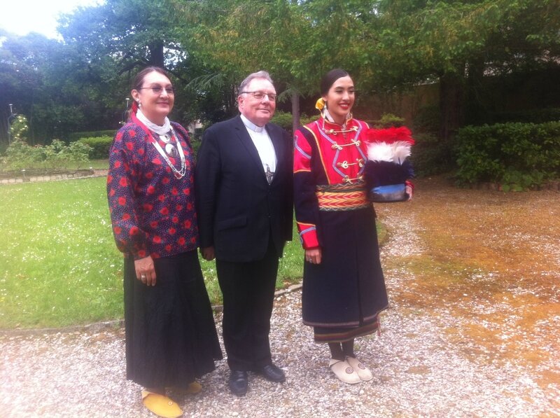 Tery et Erica en tenue de mariée traditionnelle avec Mgr Ginoux, évêque de Montauban