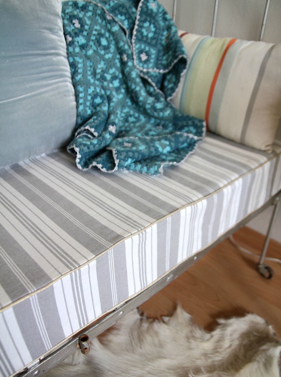 Le matelas du petit lit barnabé aime le café