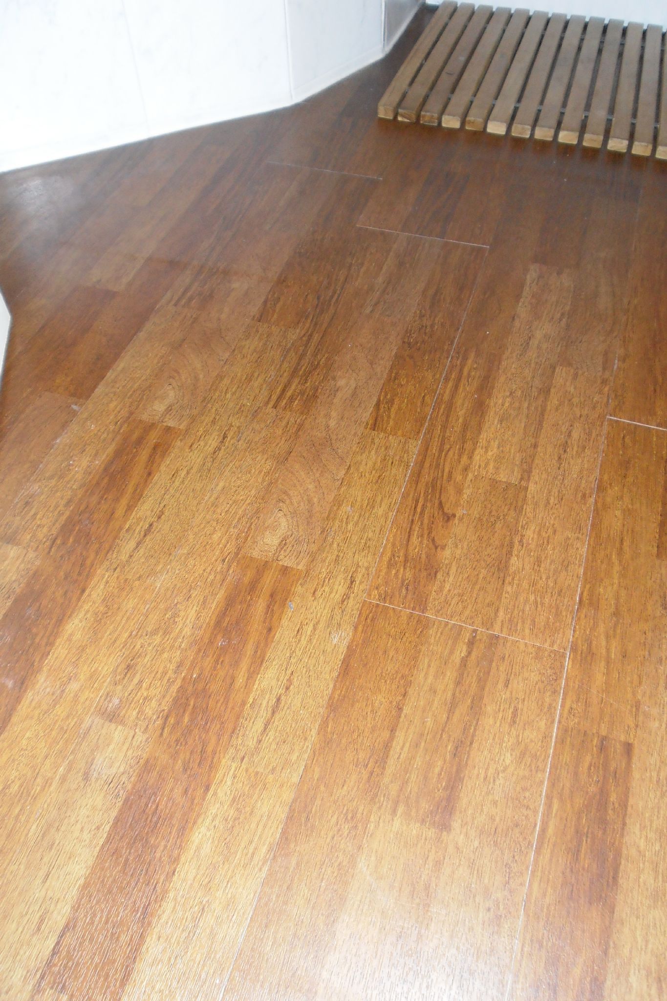 J'ai testé le vrai faux parquet pvc en lame adhésive mon blabla ...