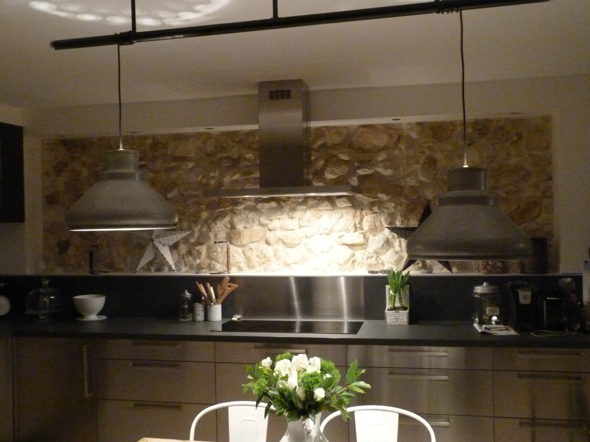 Cuisines industrielles : suspensions lampes zinc et grisaille