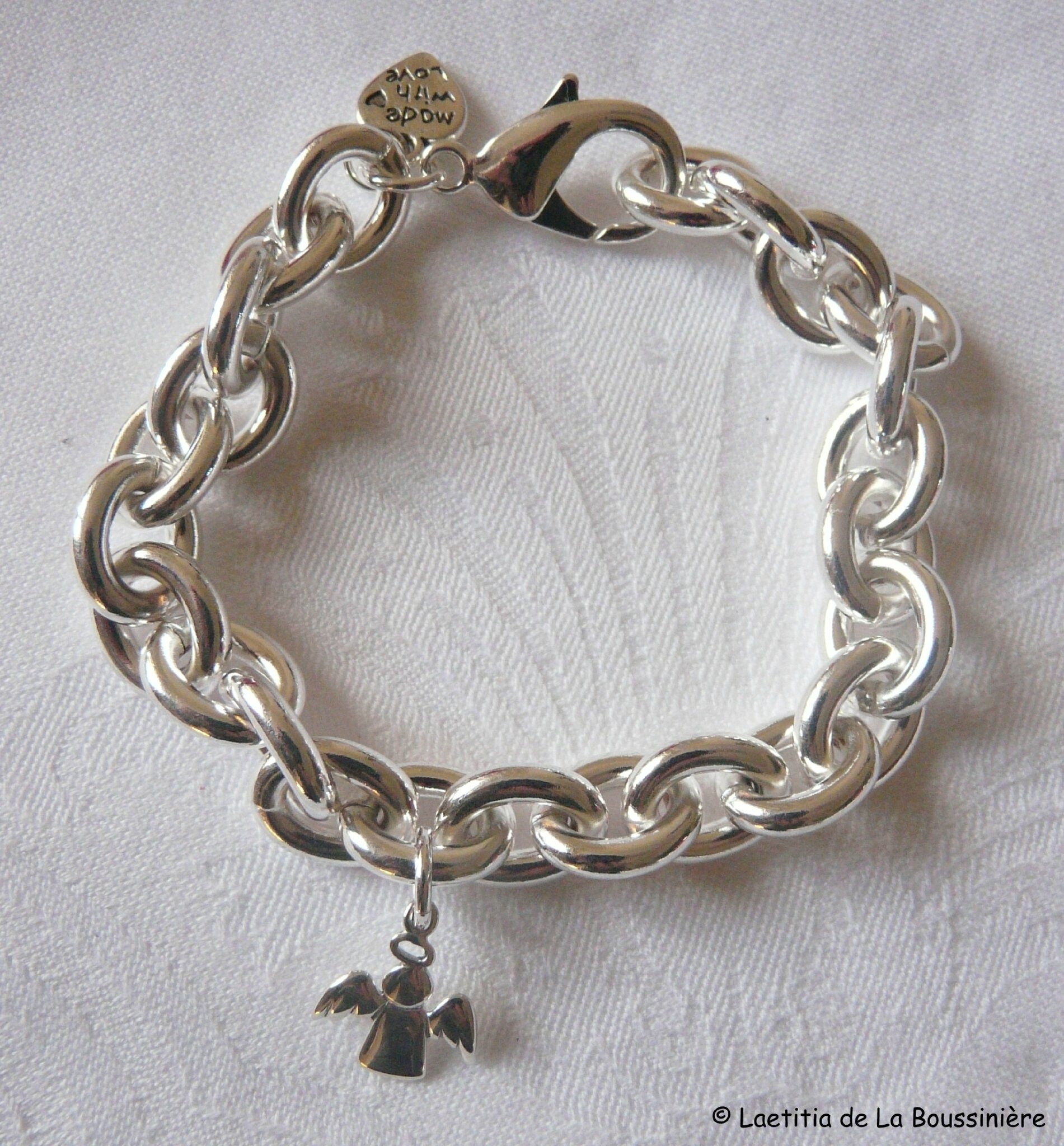 Bracelet sur chaîne plaqué argent ovale composé de 3 médailles en nacre gravées, d\u0027