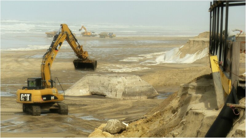 Photo-pelleteuse-camions-plage-de-biscarrosse-plage