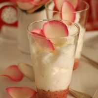 cappuccino-de-chocolat-blanc-sur-une-puree-de-fraises_967405-2-fre-FR_cappuccino-de-chocolat-blanc-sur-une-puree-de-fraises