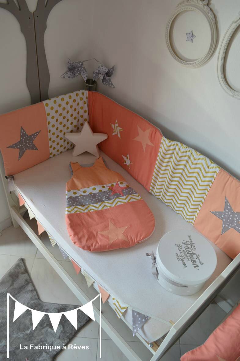 Décoration chambre bébé fille et linge de lit corail, abricot ...