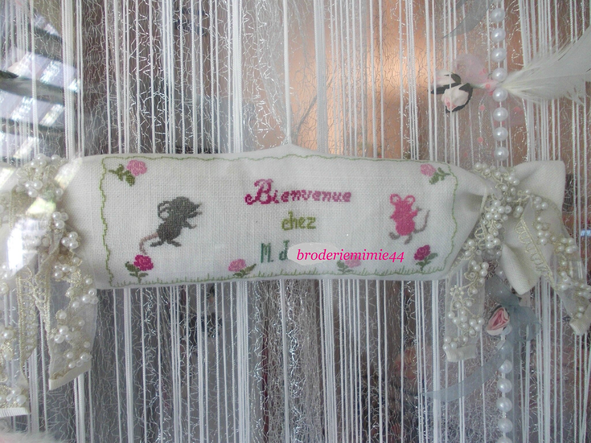 Coussin de porte broderie mains souris et roses ...