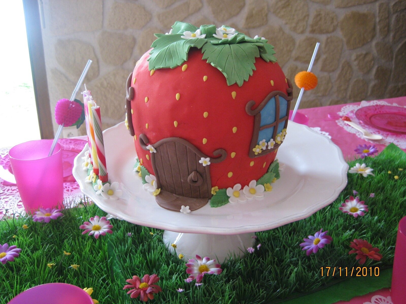 (gâteau au yaourt cuit dans un moule à charlotte aux bords lisses, coloré en rose et garni dune mousse de fraises)