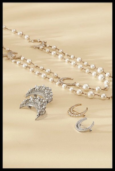 Boucles d\u0027Oreilles Lune , Métal Strass Perles de Verre , Collection 2015 , Chanel