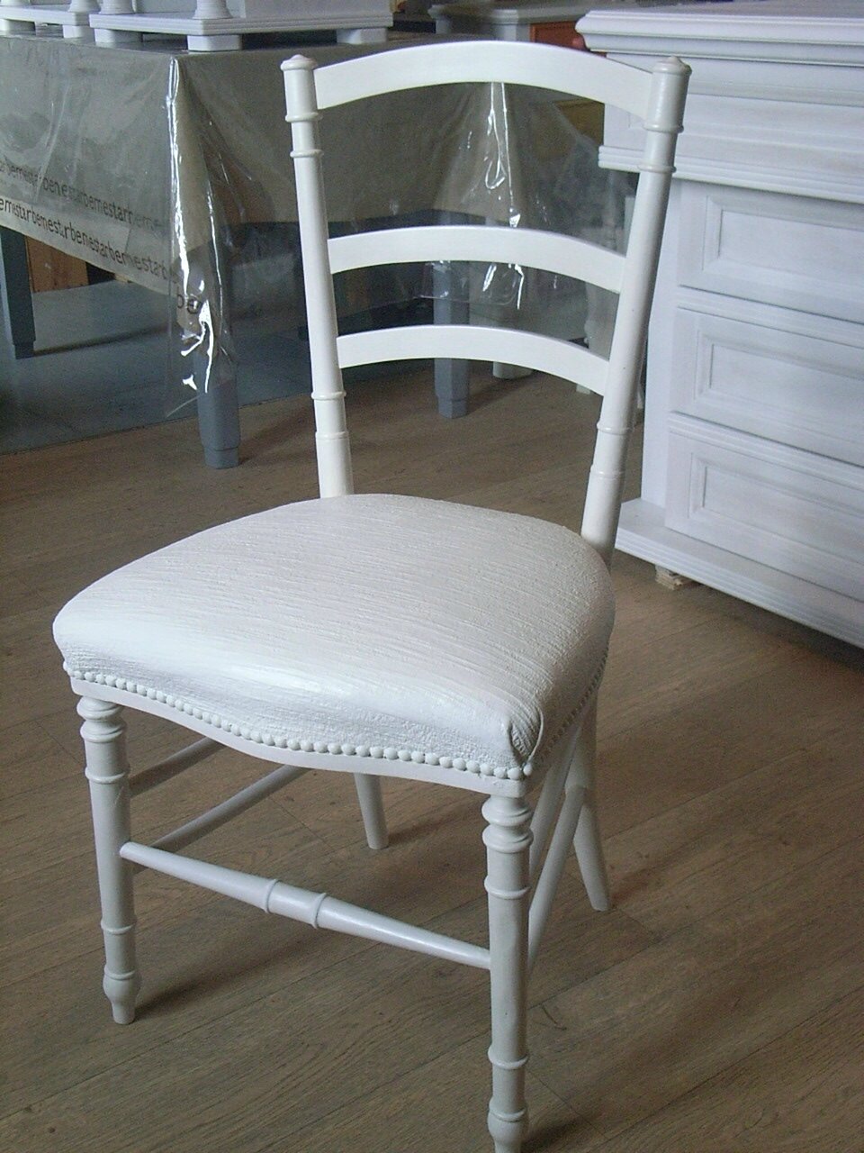 Une chaise marron et jaune... puis blanche décoration du bontemps