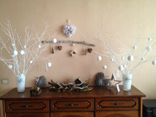 Des vases blancs avec des branches de bouleau peintes en blanc