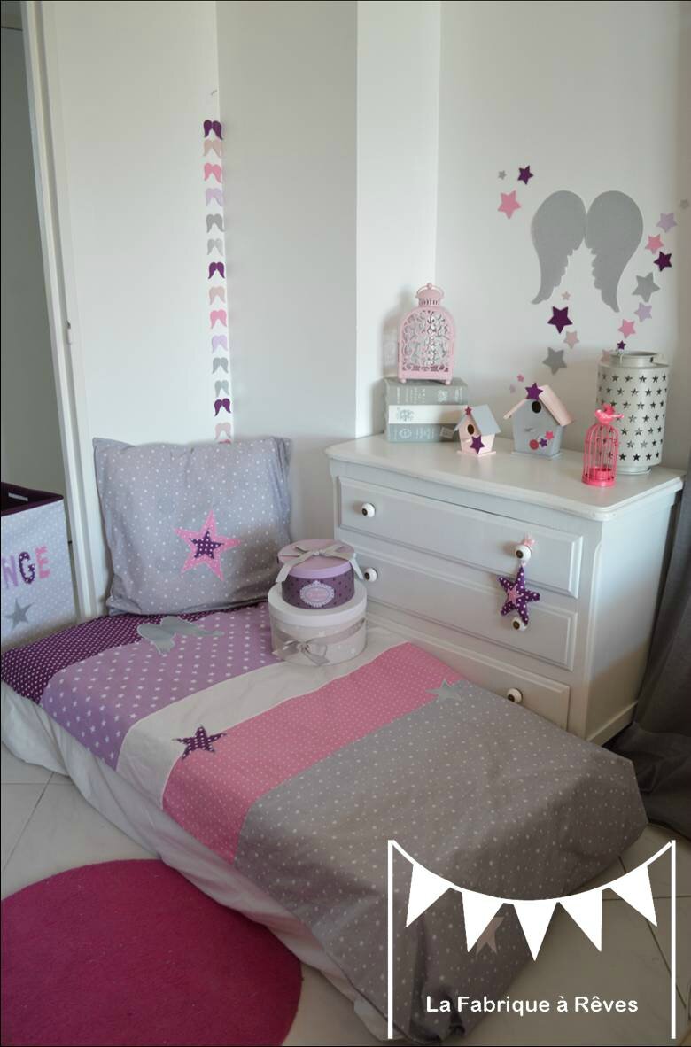 Décoration chambre bébé et linge de lit parme violet rose vif et ...