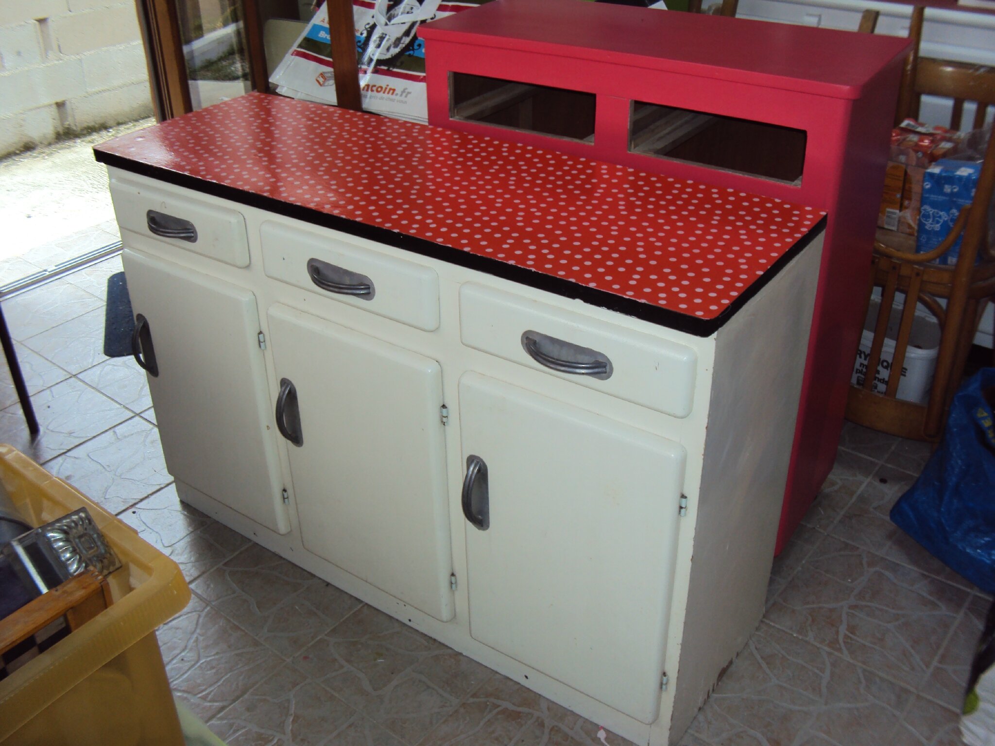 Avant après d'un meuble bas en formica années 50 bleu citron
