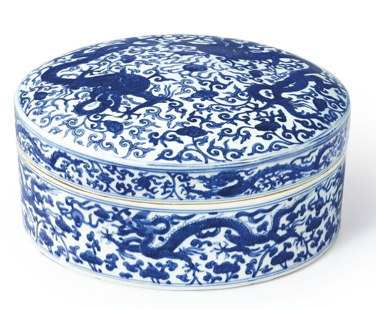 A rare blue and white 'Dragon and Lingzhi' circular box and cover, Mark and period of Wanli