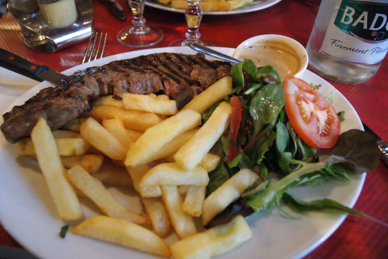 Entrecôte grillée sauce au poivre et en chemin pour l'Orangerie Le
