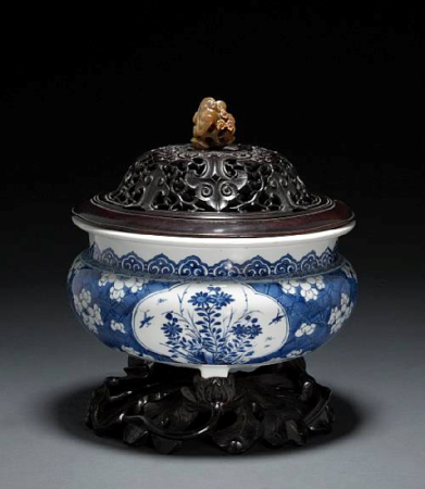 A_blue_and_white_porcelain_footed_censer
