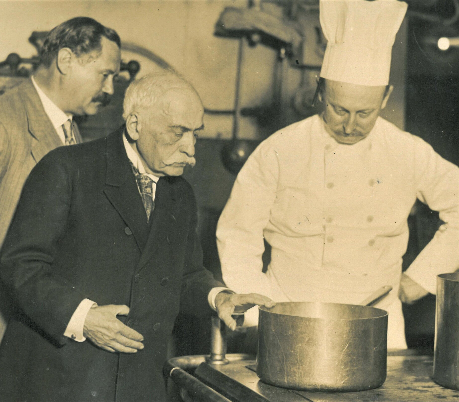Plats mythiques et calme en cuisine : l'immense héritage du chef Auguste  Escoffier