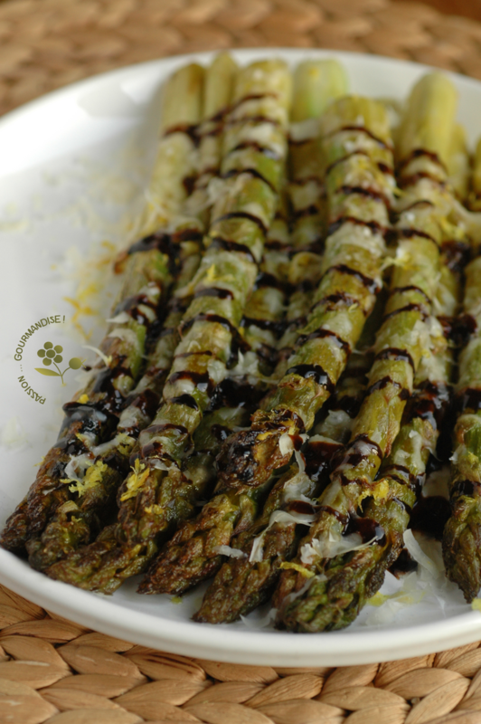 Asperges rôties huile d'olive, citron, parmesan & crème balsamique