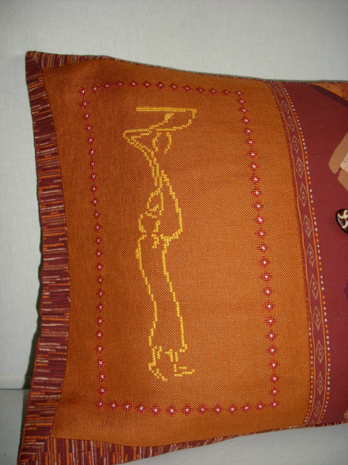 COUSSIN FEMMES AFRICAINES DETAIL 1