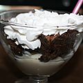 Idée dessert brownie crème vanille et chantilly