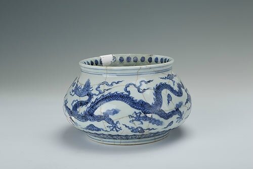 Blue-and-white bowl with bulged belly and the design of dragons, Xuande period (1426-1435)