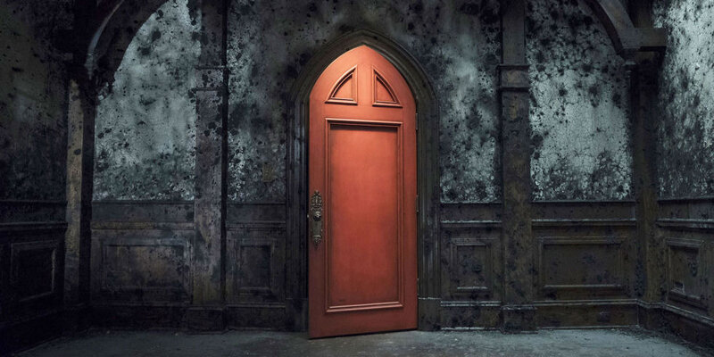 landscape-1539620678-new-1539589685-haunting-hill-house-red-door-netflix