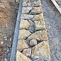 l'opus incertum est une technique de maçonnerie qui consiste à construire des murs à l'aide de petits moellons de pierre, qui sont généralement de formes et de dimensions complètement différentes en maçonnerie hourdés au mortier, par opposition à la maçonn
