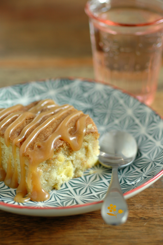 Brownie aux pommes, sauce caramel au beurre salé