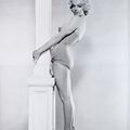 1953 marilyn tient la colonne par reisfeld