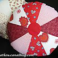 P1160620 coussin rond patchwork rouge
