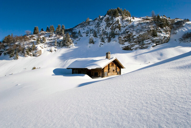 chalet_suisse_dans_la_neige