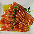 saumon mariné cru à la menthe fraîche