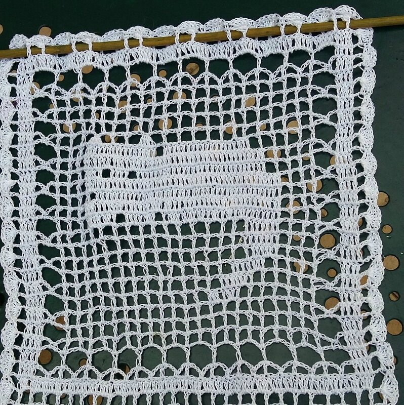 petit rideau au crochet et son tuto - mamie jeannette tricote mais pas