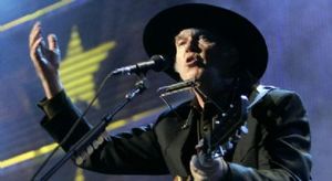 neil_young_performs_during_the_20th_anniversary_farm_aid_concert_in_tinley_park_illinois_159