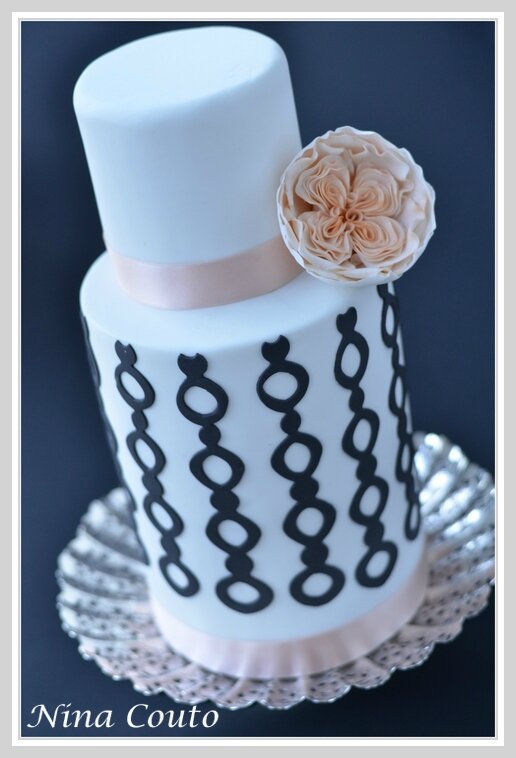 wedding cake blanc noir rose anglaise1