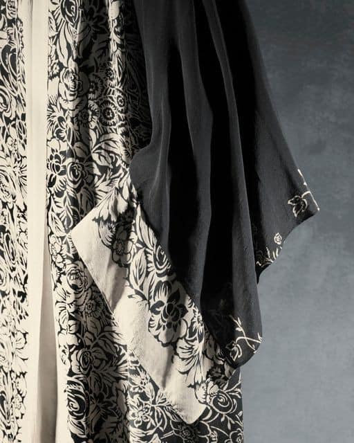 solidaridad Lírico Facilitar Cristòbal Balenciaga. Manteau de style kimono, en crêpe de soie noir avec  décoration imprimée vert clair, vers 1920 - Alain.R.Truong