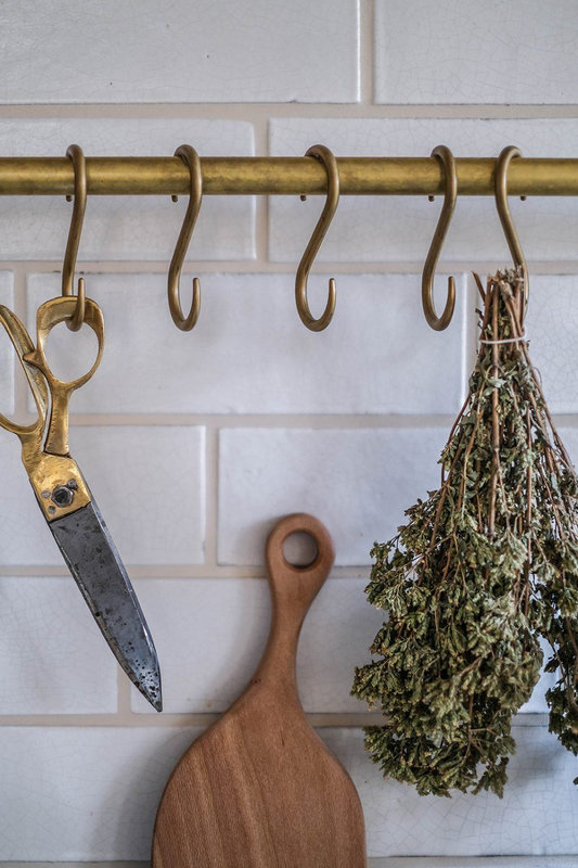 devol-brass-hooks-933x1400