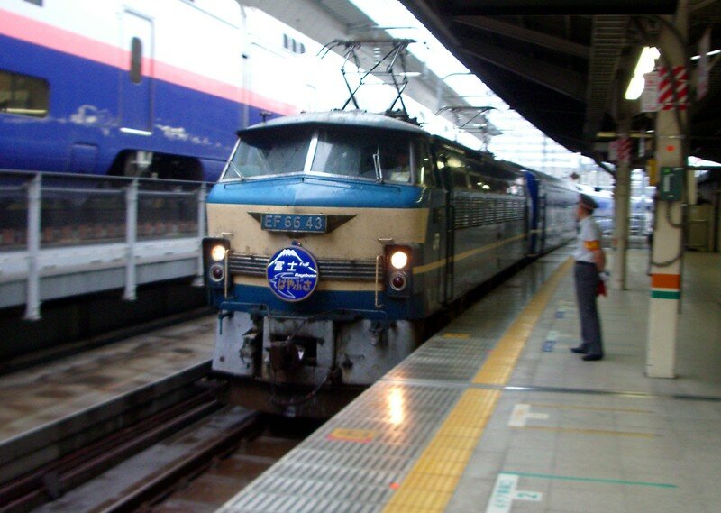 Arrivant en gare de Tokyo, la EF 66 43 