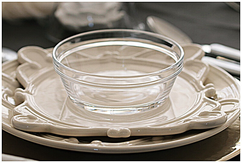 table-nappebrodée-verrerie-tabling-gris-blanc