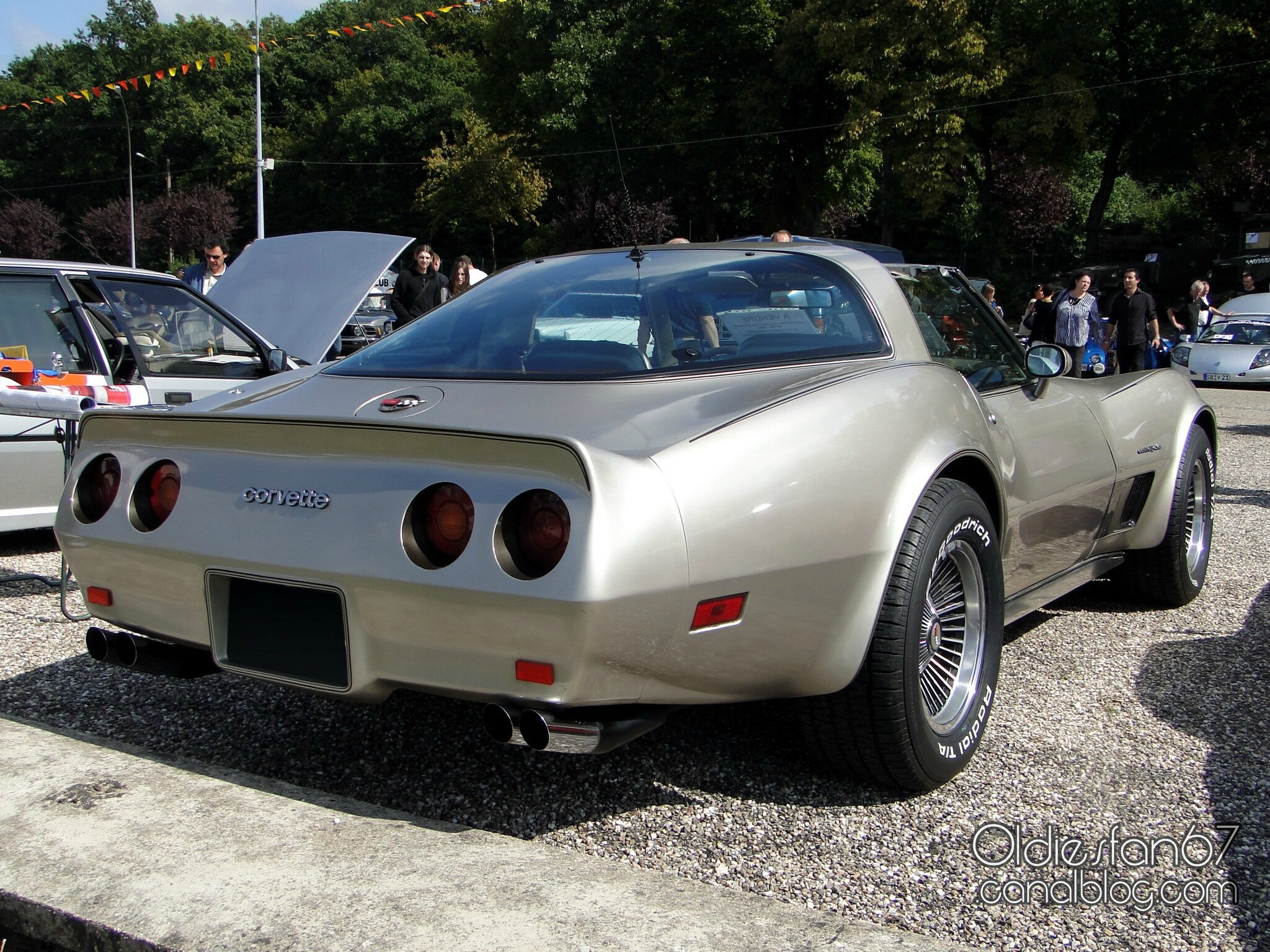 Chevrolet corvette старый