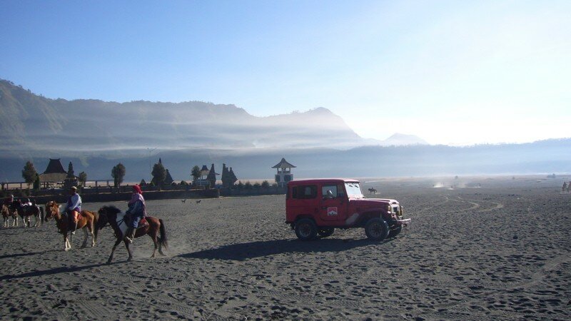  Jeep  et chevaux au mont  Bromo  Photo de Java et Bali 