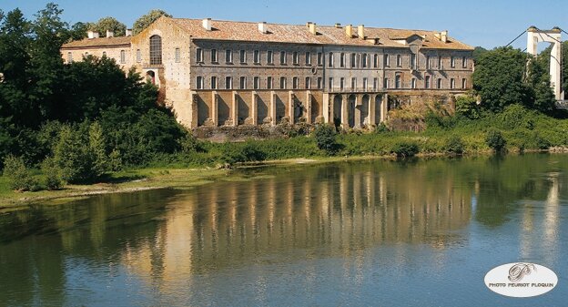 BELLEPERCHE_abbaye_cistercienne_au_bord_de_la_Garonne