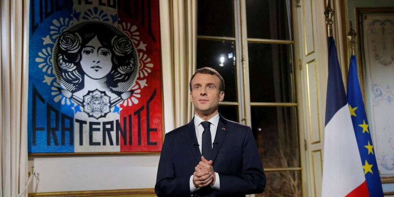 emmanuel-macron-s-est-plie-a-la-tradition-en-adressant-ses-voeux-de-fin-d-annee-aux-francais-lundi-soir